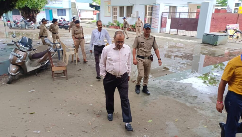 परीक्षा केन्द्र का डीएम ने किया औचक निरीक्षण