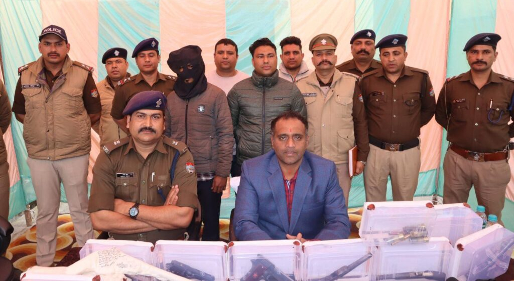 पुलिस ने गदरपुर में पकड़ा अवैध हथियारों का जखीरा पिस्टल, देशी तमन्चे, बन्दूक कुल 10 अस्लहे, कारतूस के साथ एक गिरफ्तार