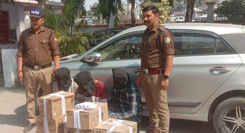 पुलिस ने भारी मात्रा में अवैध अंग्रेजी शराब सहित तीन तस्करों को दबोचा