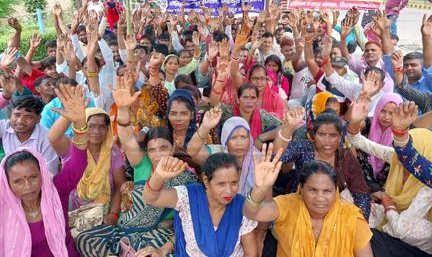 मांगों को लेकर जिला मुख्यालय पर गरजे श्रमिक