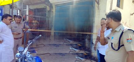 दिनदहाड़े बड़े भाई ने छोटे को उतारा मौत के घाट लोगों ने आरोपी भाई को पकड़ कर पुलिस के सुपुर्द किया