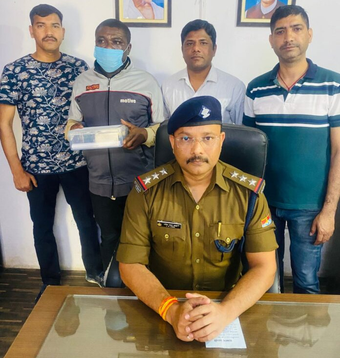 1.85 करोड रुपये की साईबर ठगी का मुख्य सरगना विदेशी नागरिक दिल्ली से गिरफ्तार