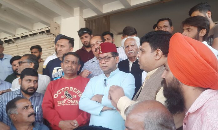 दुकानें हटाने का व्यापारियों ने किया विरोध चेतावनी- दुकानों को हटाया तो होली नहीं मनाएंगे व्यापारी