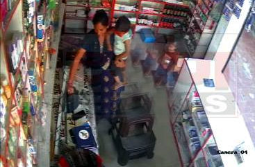 दिनदहाड़े महिला ने मेडिकल स्टोर से उड़ाई नगदी