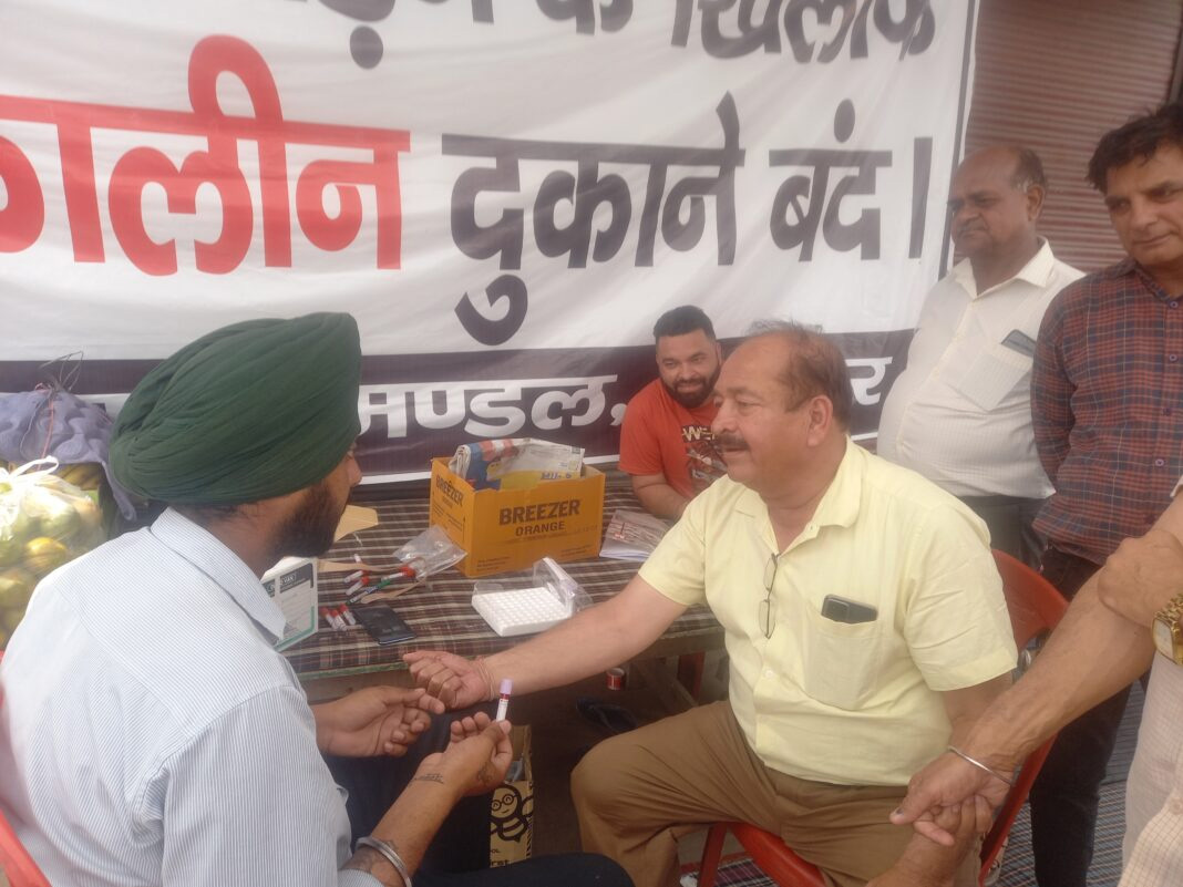 प्रशासन नहीं आया व्यापारियों के दबाव में, कराई मुनादी सीएम को व्यापारियों ने खून से लिखा पत्र भेजा