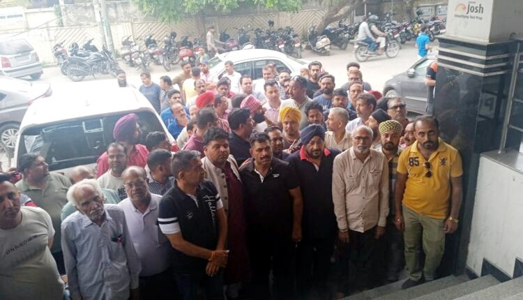 प्रभावित व्यापारियों को पुनर्वास और उचित मुआवजा भी उपलब्ध कराया जाये