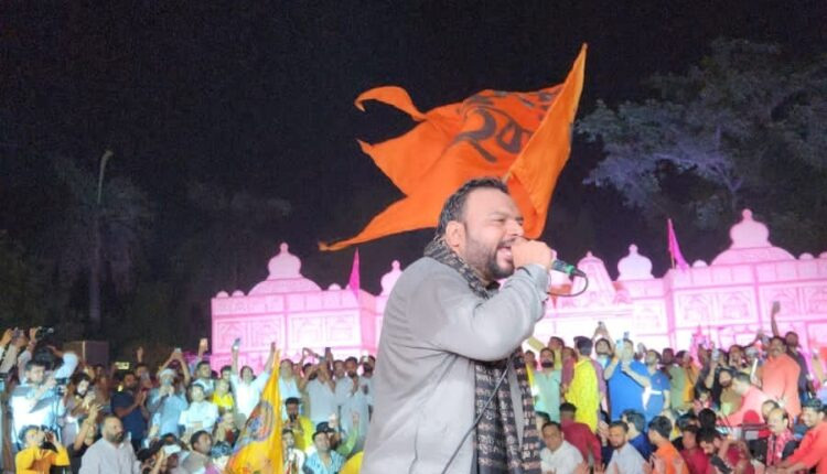 जो राम को लाये हैं हम उनको लायेंगे.. पर झूमा रूद्रपुर      कन्हैया मित्तल को सुनने के लिए गांधी पार्क में उमड़ा सैलाब   रूद्रपुर। शहर का गांधी पार्क शनिवार रात भक्ति के रंग में