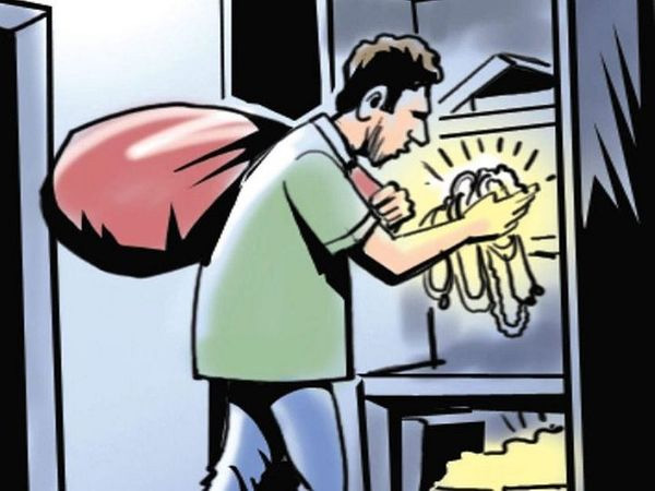 सोते रहे परिवार के लोग, नगदी समेत कीमती जेवरात पर हाथ साफ कर गये चोर
