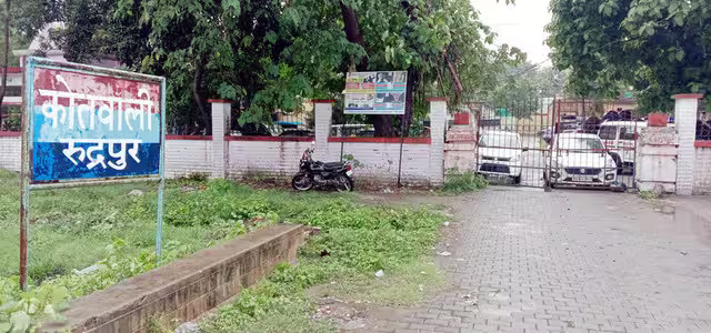 ऑटो वालों ने लगाए मारपीट और अवैध वसूली के आरोप, हंगामा