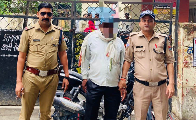 आठ साल से फरार वारंटी को पुलिस ने दबोचा