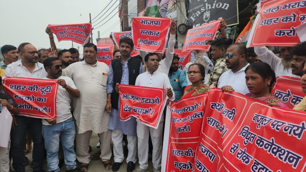 ट्रांजिट कैम्प की दुर्दशा के खिलाफ सरकार का पुतला फूंका