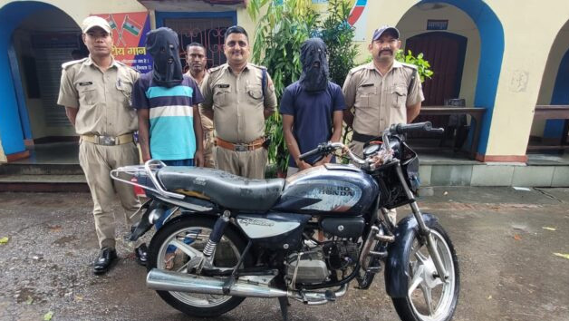 चोरी की बाइक सहित दो गिरफ्तार