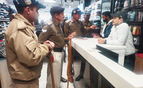 पुलिस ने बाजार में चलाया सत्यापन अभियान, दुकानदारों को दी चेतावनी