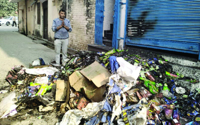 दुकान में लगी आग से लाखों का सामान राख