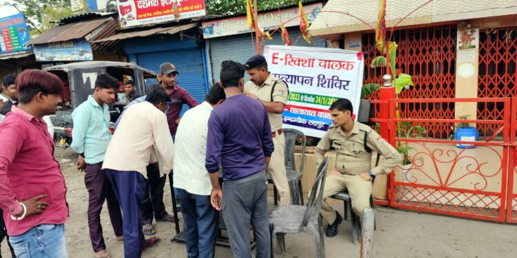 ई-रिक्शा चालकों पर पुलिस ने कसा शिकंजा