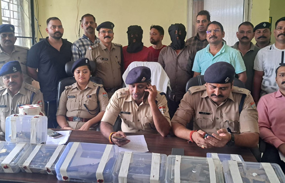 बाजपुर में  अवैध हथियारों की फैक्ट्री का किया भण्डाफोड़   दो बड़े अवैध हथियारों के तस्कर  गिरफ्तार     6 सेमी ऑटोमेटिक पिस्टल,तंमचे,कारतूस ,मैगजीन, निर्मित व अर्धनिर्मित हथियार व हथियार बनाने के उपकरण बरामद  