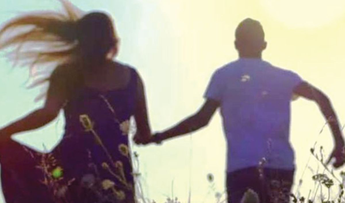 प्यार में पागल महिला पति को छोड़ प्रेमी के पास पहुंची   घर से जेवरात भी ले गई, पति ने दर्ज कराई रिपोर्ट