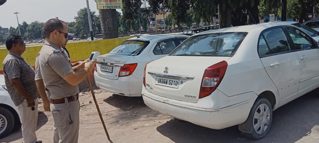 नो पार्किंग में खड़े चार पहिया वाहनों पर पुलिस की कार्रवाई आधा दर्जन से अधिक का ऑनलाइन चालान