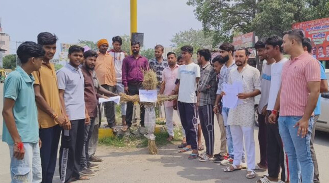 भ्रष्टाचार के खिलाफ हिन्दू जागरण मंच का प्रदर्शन, पुतला फूंका