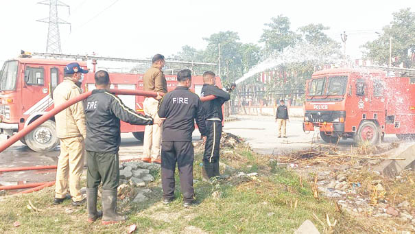 फैक्ट्री में हाइड्रो क्लोरिक एसिड से भरा टैंकर में लीकेज आनन फानन में फैक्ट्री से बाहर निकाला टैंकर