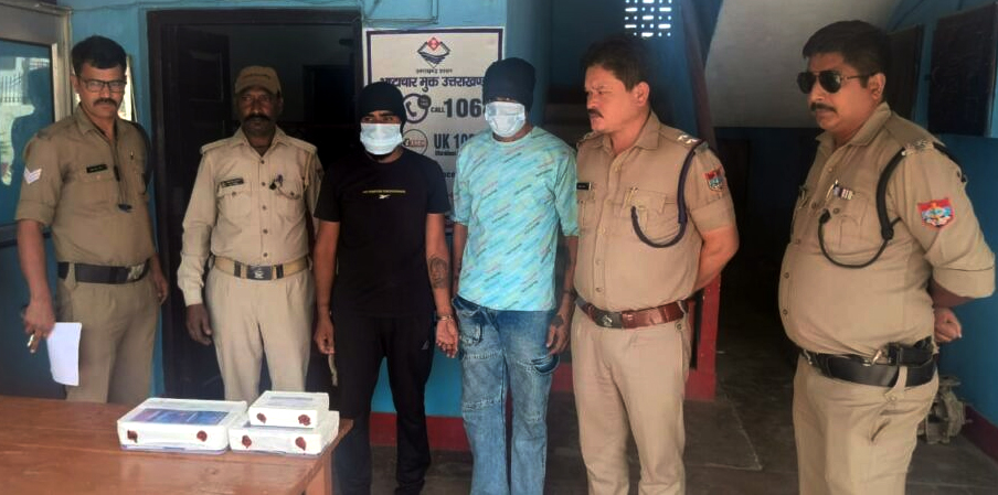 एटीएम बदलकर पैसे निकालने वाले दो अभियुक्त गिरफ्तार 215 एटीएम, तमंचा, चाकू बरामद