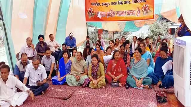 कालोनाइजर के खिलाफ लोगों ने किया प्रदर्शन