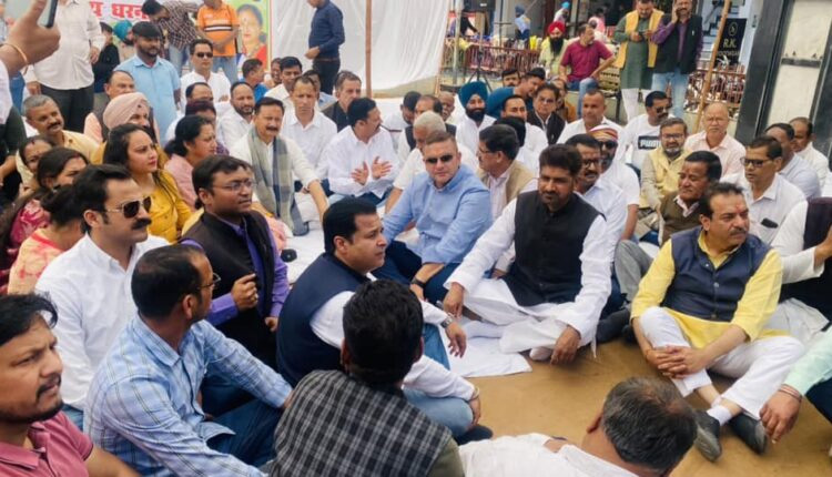 गरीबों को उजाड़ रही अमीरों की सरकारःमाहरा