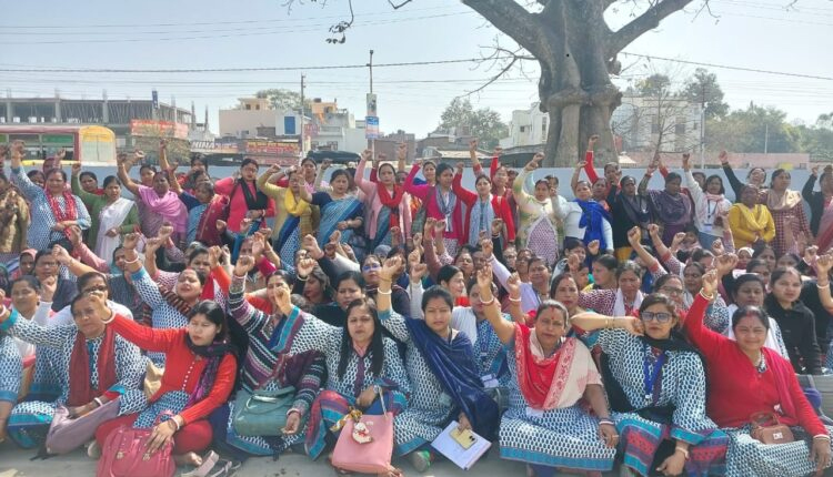 मांगों को लेकर आंगनवाड़ी कार्यकत्रियों का धरना जारी