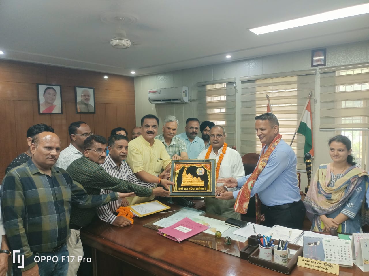 जनसहयोग से हट रहा है कूड़े के पहाड़ का कलंक: डीएम विभिन्न संस्थाओं ने डीएम, एमएनए, एसडीएम व एएमएनए को किया सम्मानित