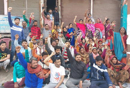 मृतक श्रमिक के परिजनों को  मुआवजे के लिए  दिया  धरना फैक्ट्री में दीवार तोड़ने के दौरान गंभीर रूप से हो गया था घायल राममूर्ति हास्पीटल में उपचार के दौरान हो गई मौत 