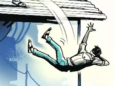 ओमेक्स कॉलोनी में दो मंजिला भवन से गिरकर मजदूर की मौत