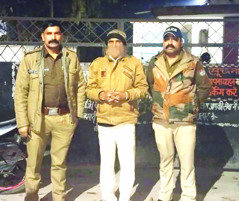 चार वर्ष से फरार वारंटी को पुलिस ने घर से दबोचा