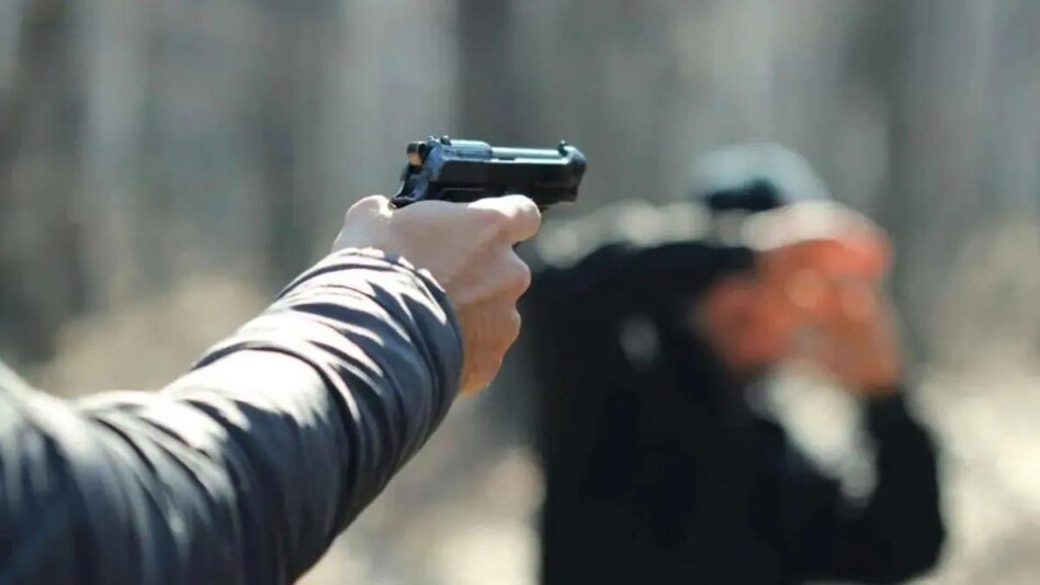 दुकान से बिस्किट और चिप्स लेने गया छात्र दुकानदार ने माउजर से झोंक दिया फायर