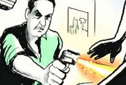 कार खड़ी करने को लेकर मारपीट, फायरिंग पर भगदड़