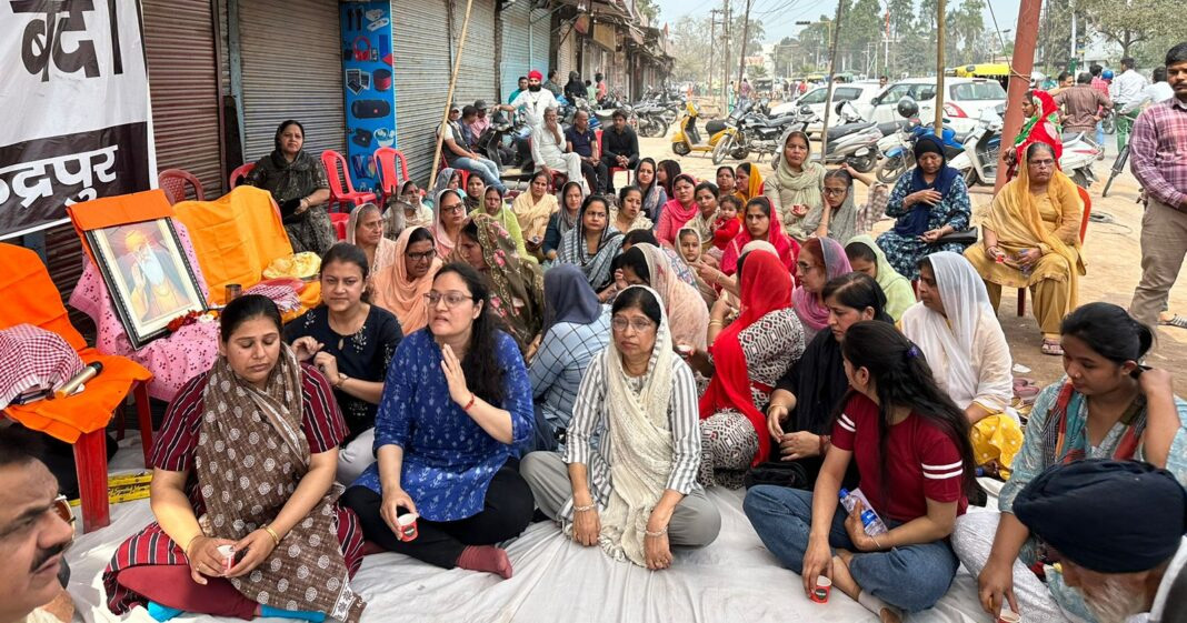 प्रशासन के खिलाफ संघर्ष का बिगुल, महिलाएं उपवास पर बैठी