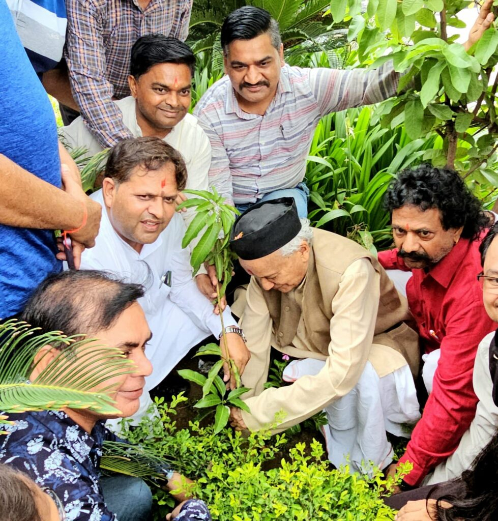 एक पेड़ माँ के नाम’ अभियान केवल अभियान न रहकर अब बन गया हैं  पूरे देश में जनआंदोलन: कोश्यारी एक पेड़ मां के नाम अभियान के तहत ने  पूर्व मुख्यमंत्री किया पौधारोपण
