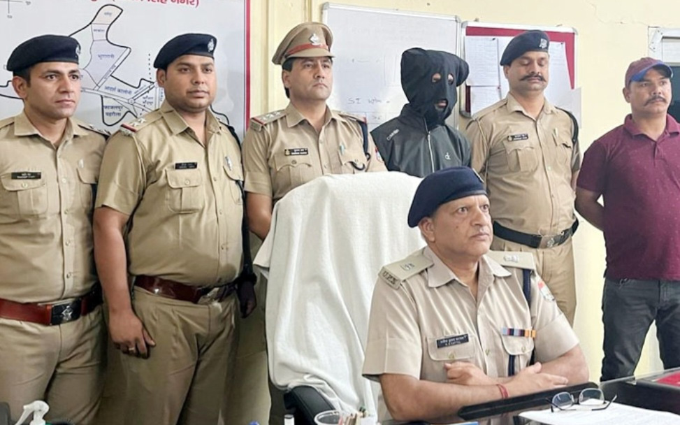 फायरिंग मामले में फरार 15 हजार का ईनामी बदमाश  दबोचा   