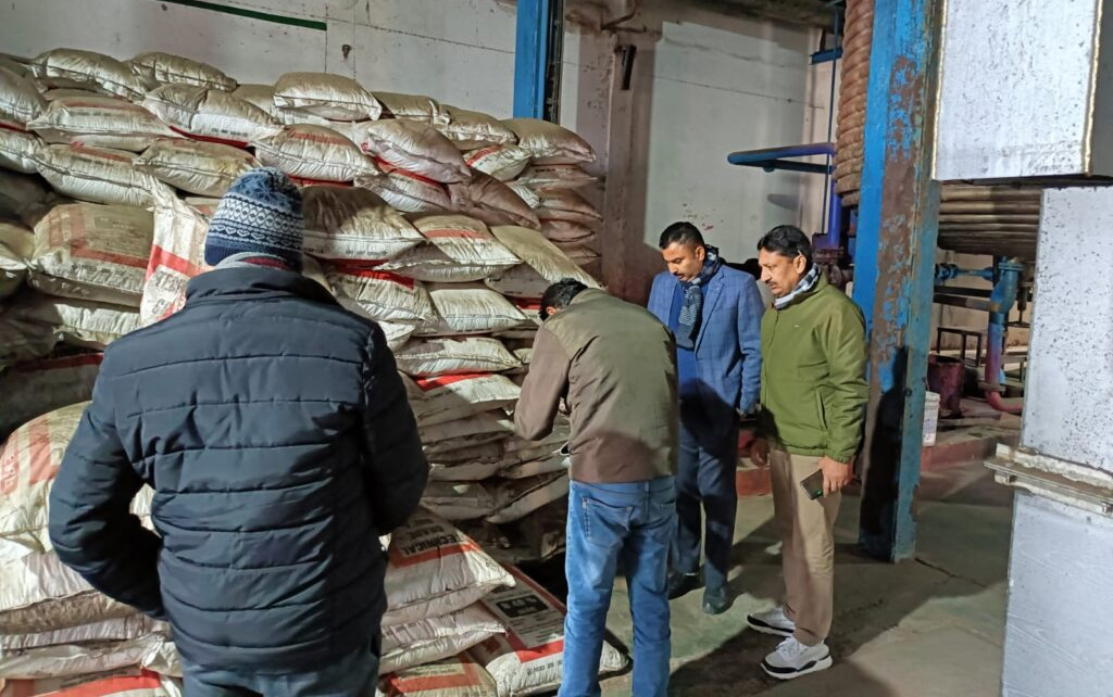एसडीएम और कृषि अधिकारी ने प्लाईवुड फैक्ट्रियों में मारे छापे कंपनी में प्रयोग हो रहे यूरिया के लिए सेंपल