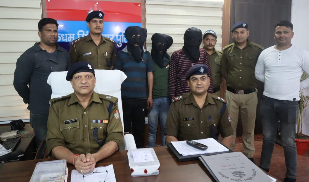 पुलिस ने किया चोरी का खुलासा, तीन गिरफ्तार