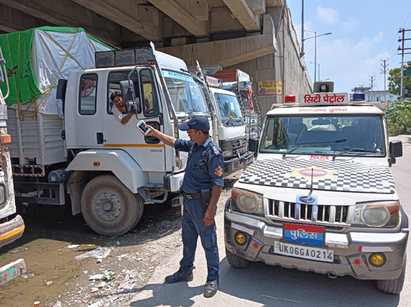 नो पार्किंग में खड़े वाहनों को सीपीयू ने किया सीज