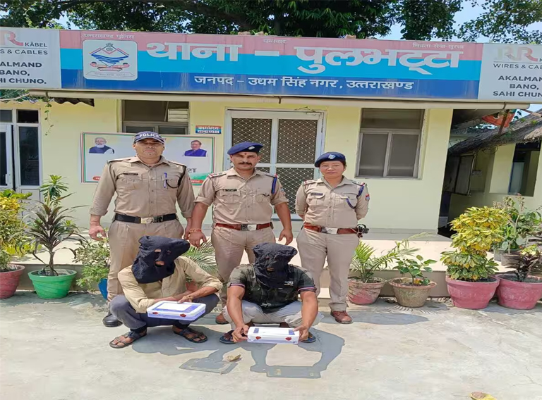 पुलिस ने एक अवैध तमंचे व एक चाकू के साथ दो आरोपियों