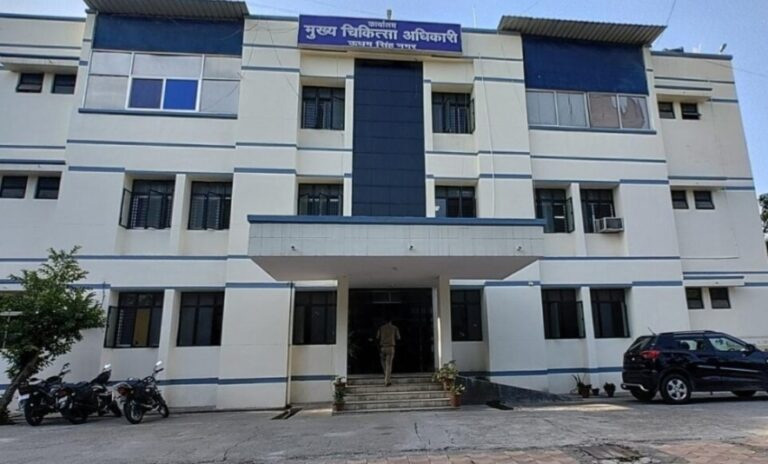 रिश्वत लेते एसीएमओ और लेखकार गिरफ्रतार शिकायत पर विजिलेंस टीम ने सीएमओ कार्यालय में पर मारा छापा