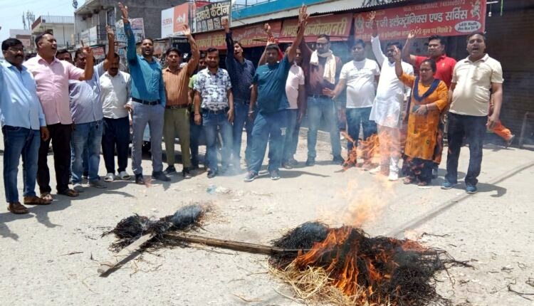 पहलवानों के समर्थन में  कांग्रेस कार्यकर्ताओं ने फूंका ब्रजभूषण का पुतला