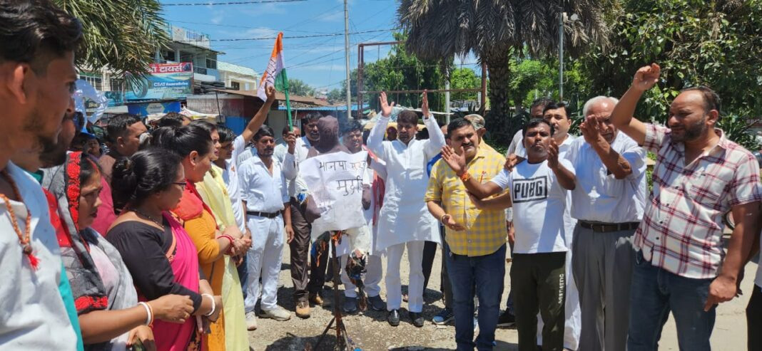 चमोली हादसे को लेकर कांग्रेसियों ने फूंका सरकार का पुतला