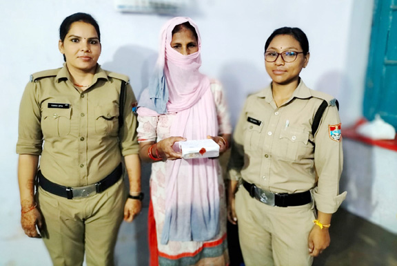 घर की नौकरानी ने जेवरातों पर हाथ किया साफ, गिरफ्तार