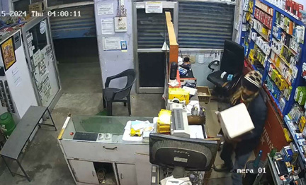 चोरों ने एक रात में आठ दुकानों  पर बोला धावा  लाखों का माल समेट हुए फरार, घटना सीसीटीवी में हुई कैद    