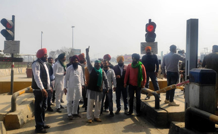 किसानों ने जोरदार नारेबाजी के साथ टोल गेट कराया फ्री विरोध प्रदर्शन को देखते हुए मौके पर भारी फोर्स रही  तैनात  