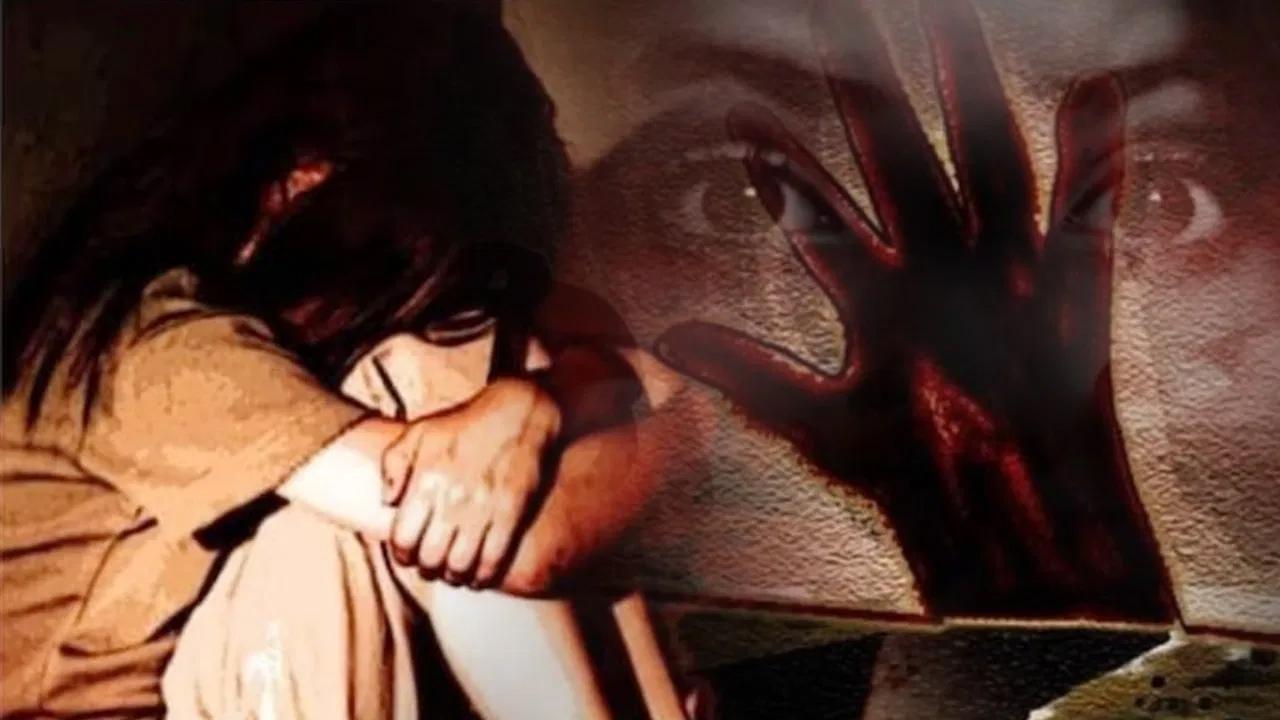 सात साल की बच्ची से मुंह बोले मामा ने किया दुष्कर्म खून से सने कपड़ों में घर पहुंची मासूम मां के सामने बिलख पड़ी पुलिस ने घटना की रिपोर्ट दर्ज कर आरोपी को गिरफ्तार किया