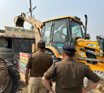 चाय बेचने की आड़ में किया जा रहा था स्मैक का कारोबार,  पुलिस ने  दुकान ढहाई