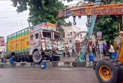 ट्रक अनियंत्रित होकर डिवाइडर पर चढ़ा,चालक गंभीर